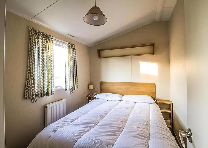 Caravan With Decking At Highfield Grange In Essex Ref 26452Ba