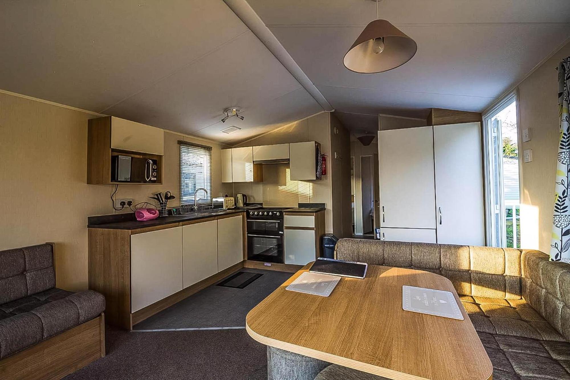 Caravan With Decking At Highfield Grange In Essex Ref 26452ba Campsite *