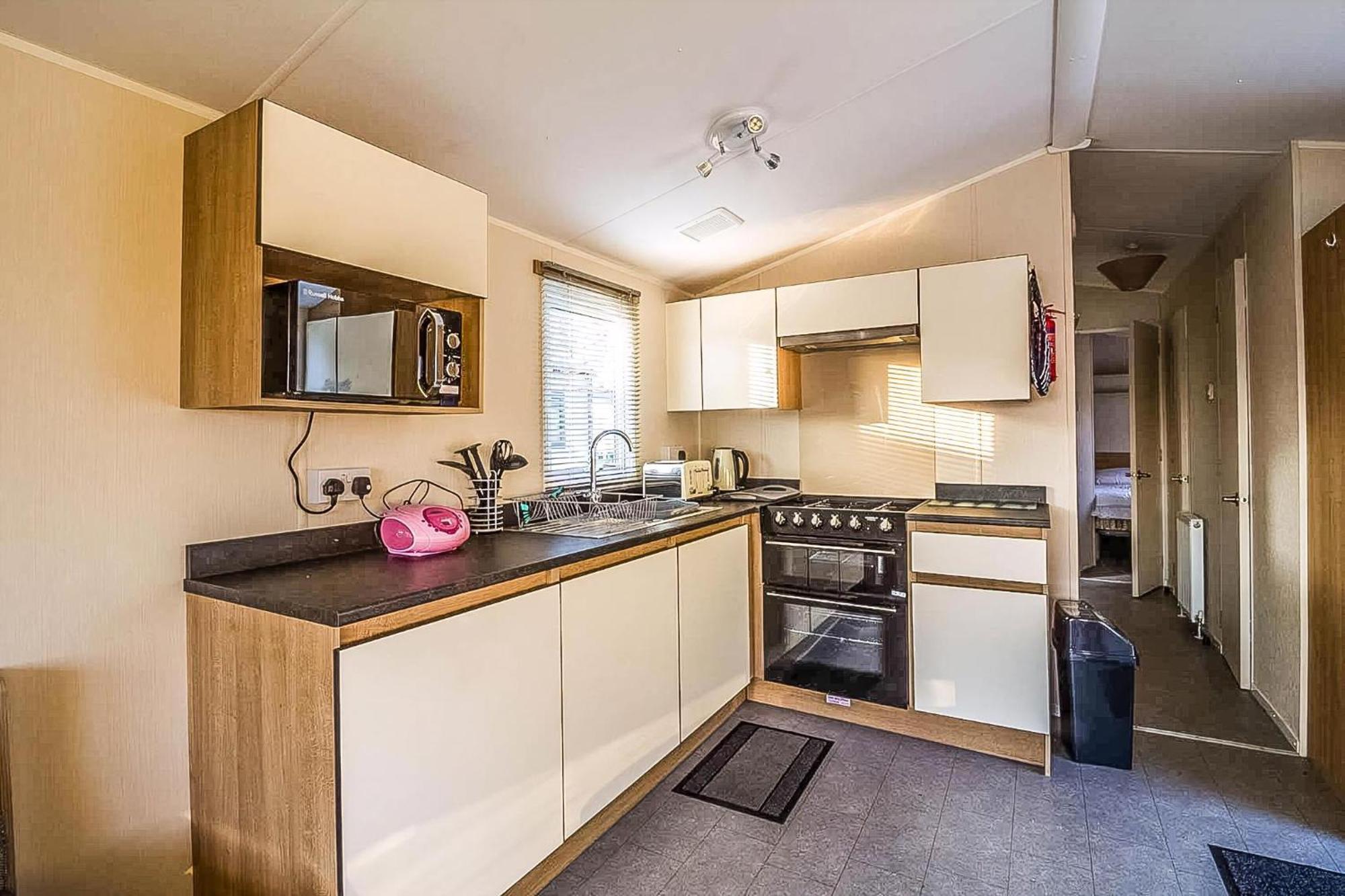 Caravan With Decking At Highfield Grange In Essex Ref 26452ba *