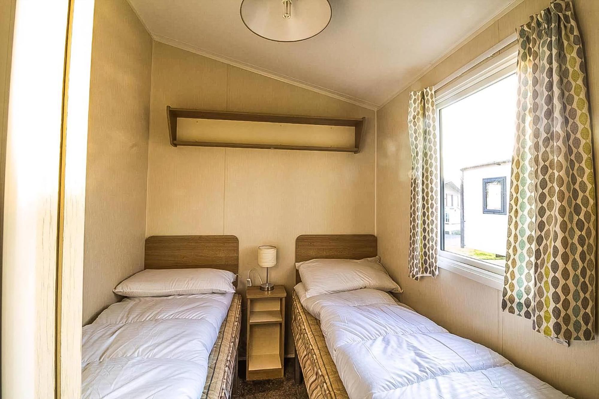 Caravan With Decking At Highfield Grange In Essex Ref 26452ba * Clacton-on-Sea
