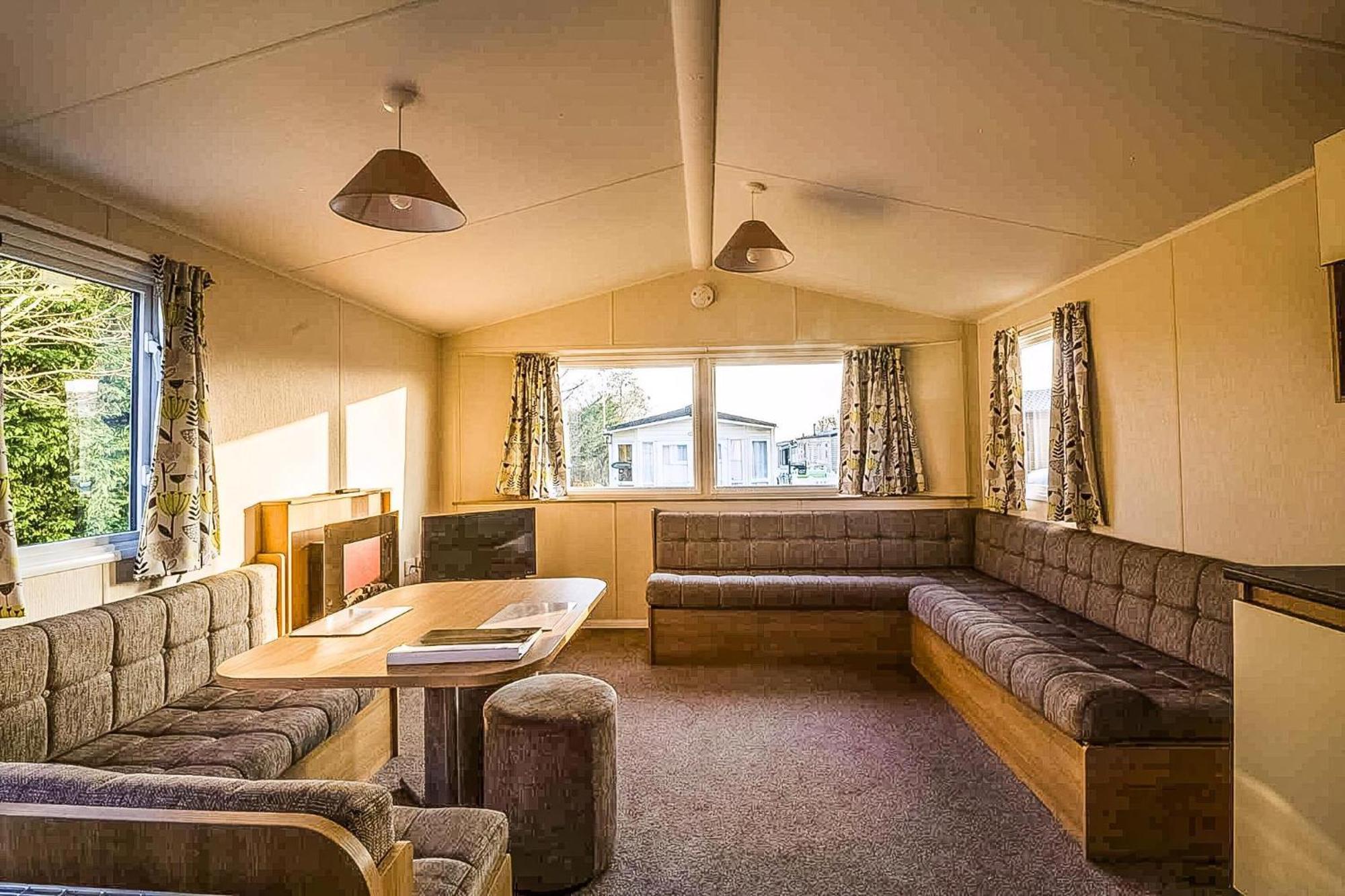 Caravan With Decking At Highfield Grange In Essex Ref 26452ba Campsite *