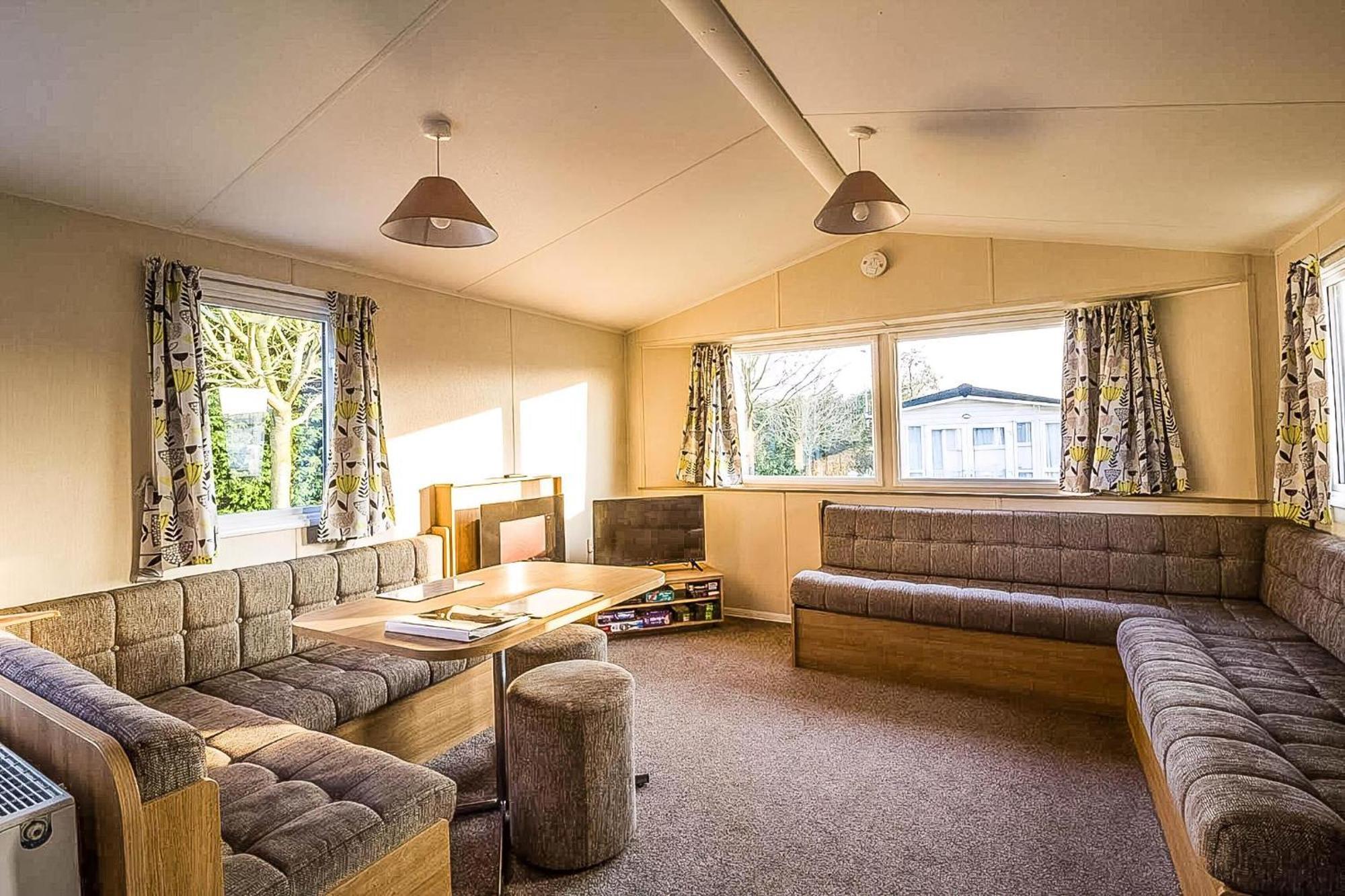 Caravan With Decking At Highfield Grange In Essex Ref 26452ba *