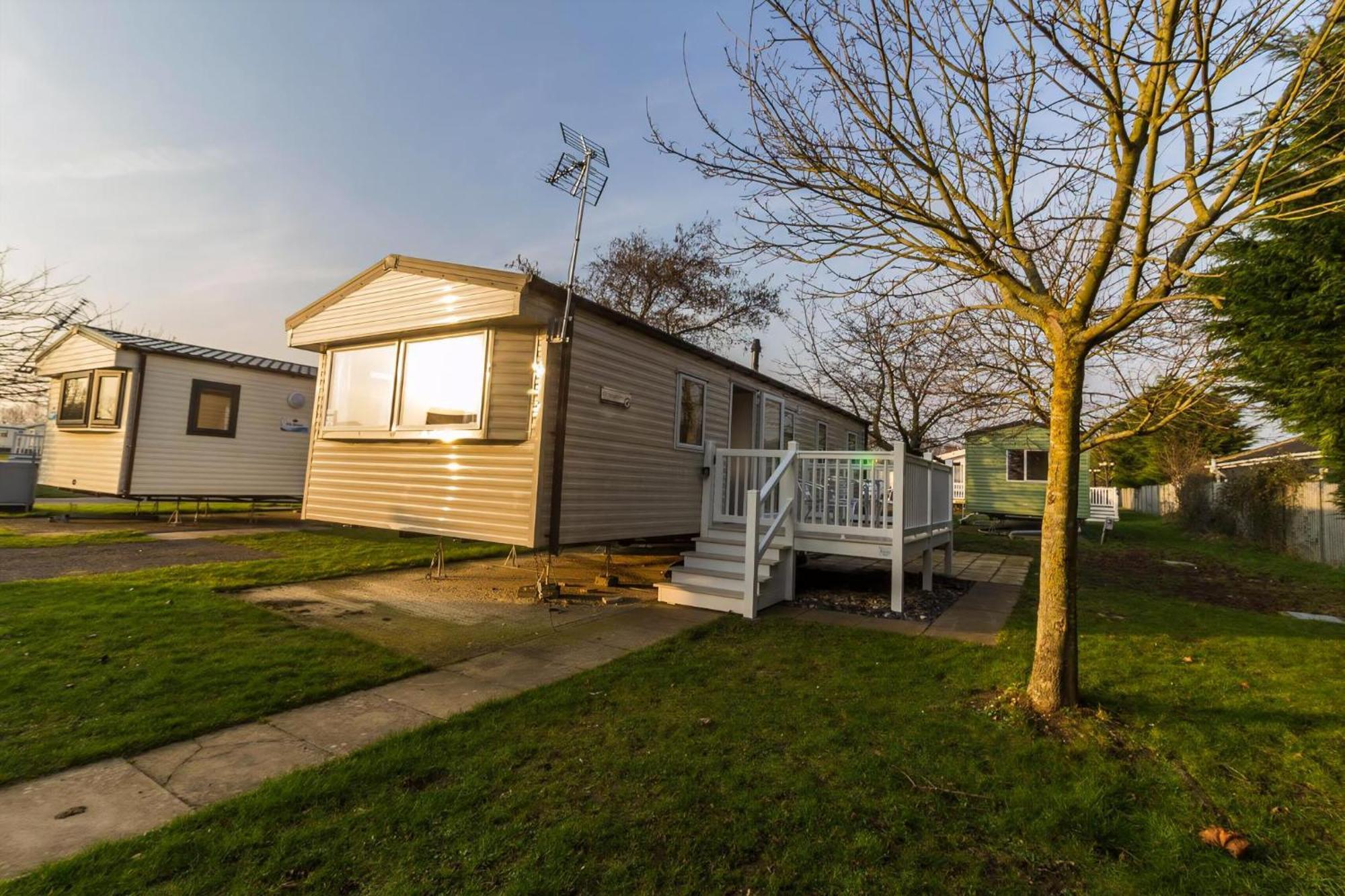 Caravan With Decking At Highfield Grange In Essex Ref 26452ba *