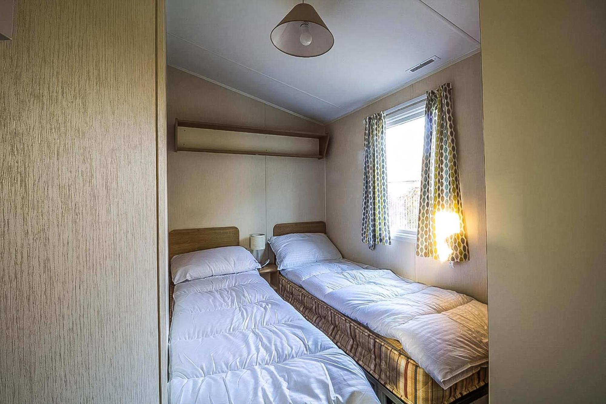 Caravan With Decking At Highfield Grange In Essex Ref 26452ba * Clacton-on-Sea
