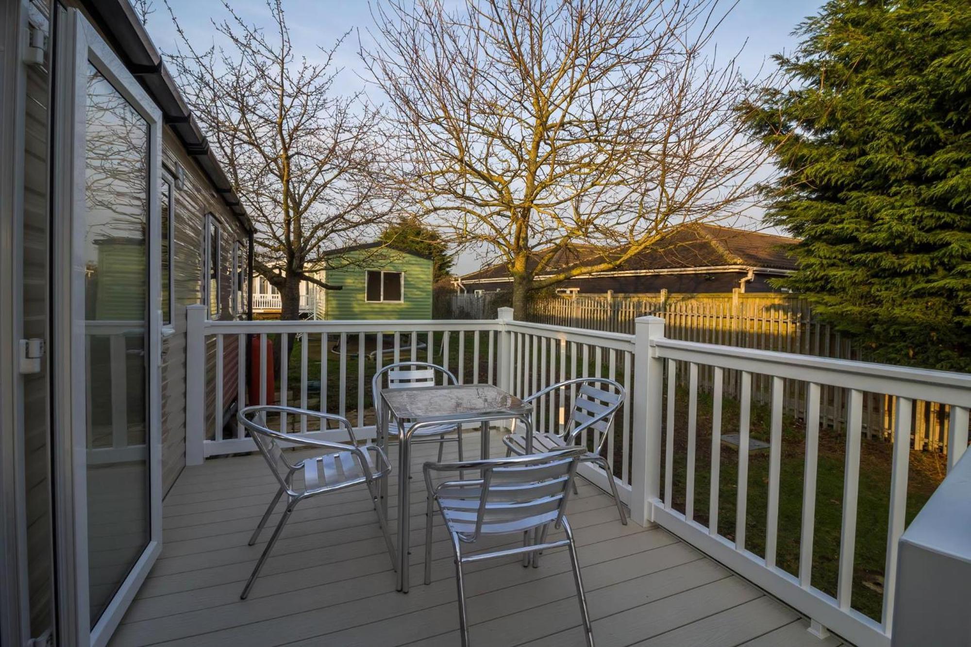 Campsite Caravan With Decking At Highfield Grange In Essex Ref 26452ba Clacton-on-Sea